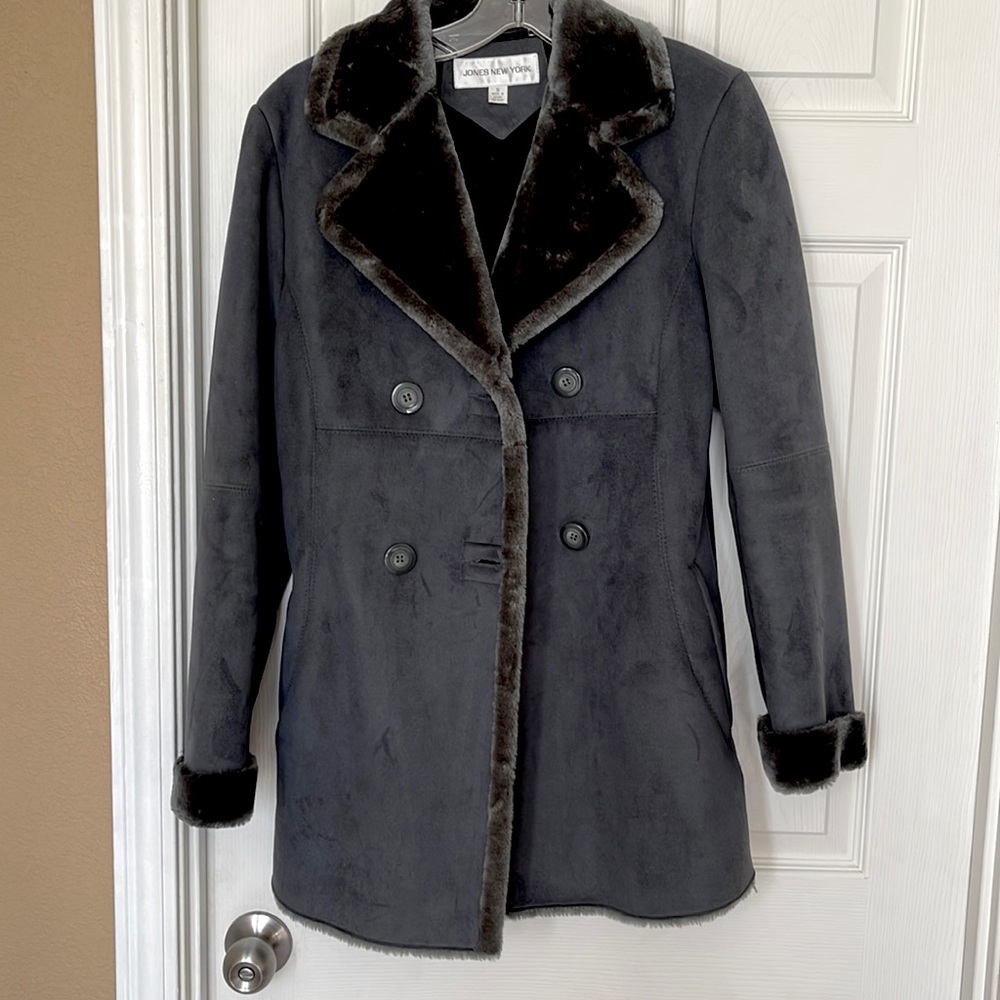 Jones New York coat suede with faux fur trimmings on lapel collar and sleeves.